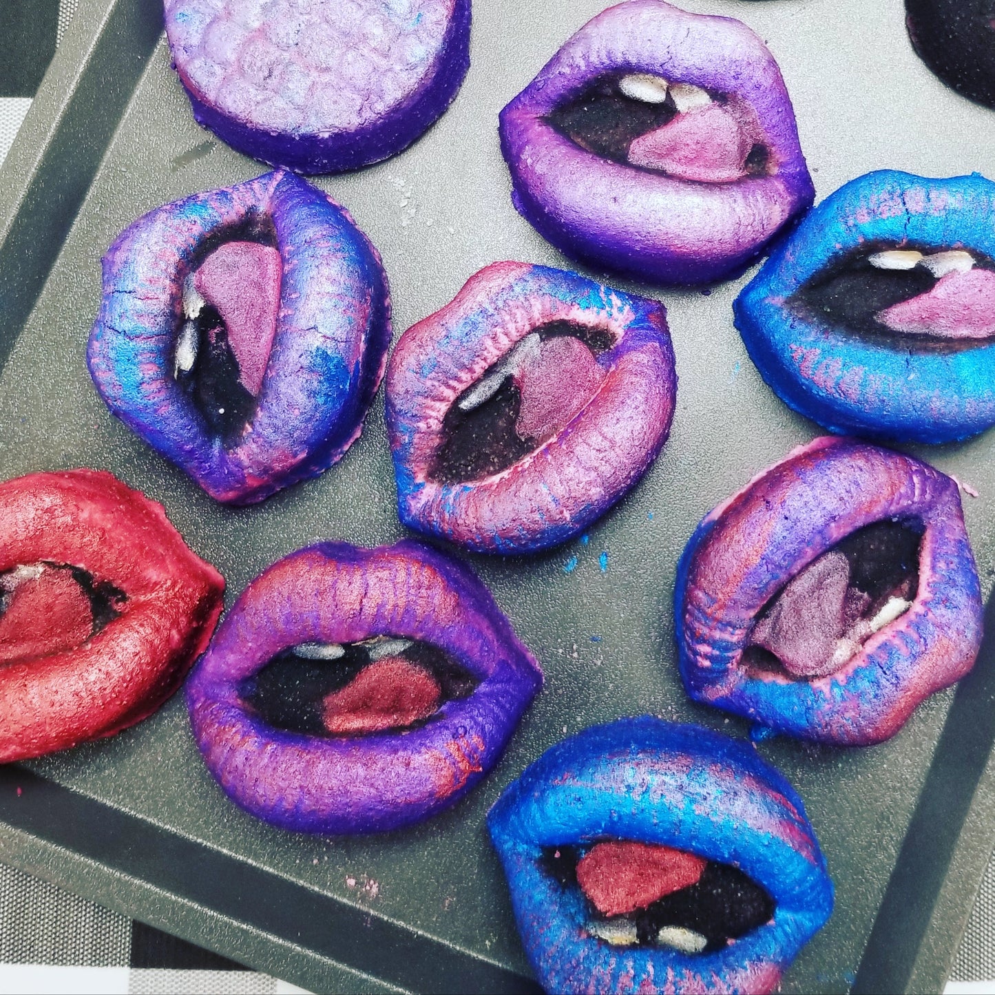 Luscious lips bath bomb